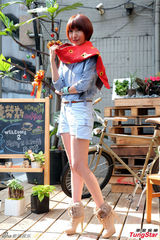 组图：杨谨华清新甜美 短裤亮相秀长腿