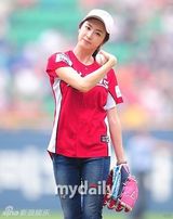 组图：韩女星洪恩熙休闲装为棒球赛开球