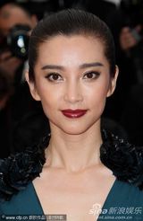 组图：李冰冰戛纳走红毯 深V长裙简约性感