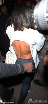 组图：蕾哈娜真空现身露美背 与绯闻男友分头走