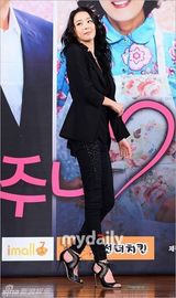 组图：李相烨等宣传新剧 洪秀贤超低胸秀事业线