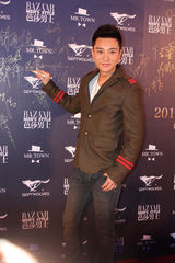 组图：贾乃亮助阵时尚盛典 军绿西装俊朗