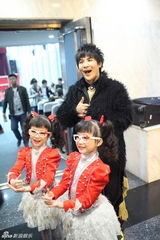 组图：众星春晚后台照 李敏镐忙合影苏菲俏皮