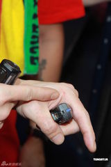 组图：黄贯中举行小型音乐会 请粉丝爱护朱茵