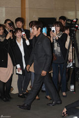 组图：韩星李秉宪身着干练西装出席活动