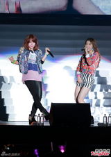 组图：韩团4minute性感登陆香港 热舞大秀美腿