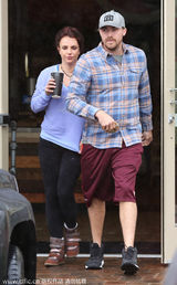 组图：布兰妮素颜携手男友逛街 不复往日靓丽