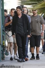 组图：贝尔现身电影片场 胡须拉碴落寞数钞票