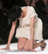 高清组图：超模阿格妮丝迪恩走秀跌倒 险些走光