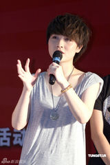 幻灯图：“内地造星教父”出书 陈子嘟称新秀缺内涵