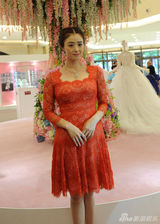 组图：蒋欣现身《时装》活动 红蕾丝礼服优雅