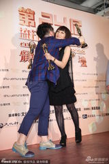 组图：林忆莲获最佳国语女歌手 常石磊代领