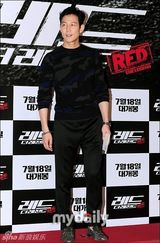 组图：李秉宪新片上映未婚妻现身 金泰熙等捧场