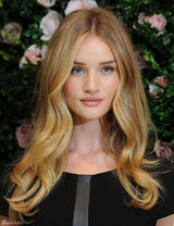 组图：罗茜-汉丁顿-惠特莉黑裙亮相妩媚