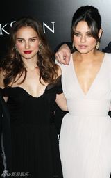 高清图：《黑天鹅》纽约首映 娜塔莉-波特曼艳光四射