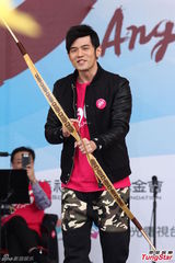 组图：周杰伦助阵公益快闪 现场拉弓粉丝热情