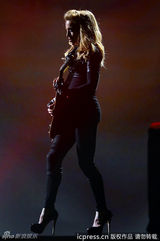 组图：麦当娜巡演柏林站 网袜露PP销魂竖中指