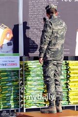 高清组图：韩星玄彬退役泪流满面 跪地谢粉丝