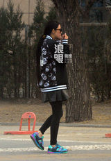 独家：张馨予潮装回京返李晨公寓 亲自搬卸行李