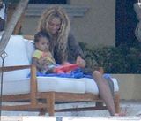 组图：碧昂斯携女庭院玩耍 举摄像机与狗仔互拍