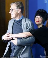 组图：柏林电影节众评委合影 梁朝伟微笑现身