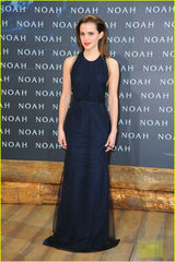 组图：艾玛-沃特森出席电影首映大秀性感