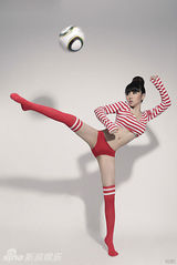 幻灯图：世界杯足球宝贝戴雪儿 上演性感功夫足球