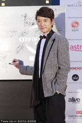 组图：最佳新演员提名蔡瀚亿西装革履现身