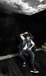 组图：王栎鑫写真变身牛仔痞客帅气可爱