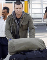 高清图：沃辛顿与女友返悉尼 机场悠闲购物