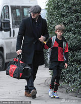 组图：贝克汉姆英伦范帅气 紧牵儿子叮嘱不断