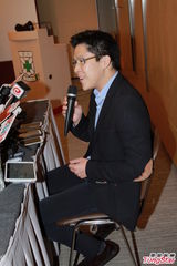 组图：霍启刚发布会感谢媒体 当场派300元红包