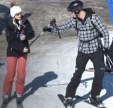 组图：英哈里王子与名媛女友滑雪恩爱相拥