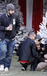 高清：克里斯蒂娜全家外出购物 怀抱爱子挑选圣诞树