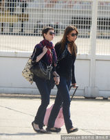 组图：《蝙蝠侠3》主创离开巴黎 海瑟薇边走边聊