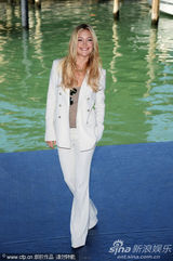凯特-哈德森白色西服套装亮相威尼斯电影节