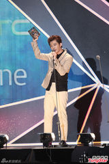 高清图：萧亚轩范玮琪五月天等亮相音乐颁奖礼