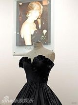 幻灯图集：戴安娜王妃首次出席活动礼服高价售出