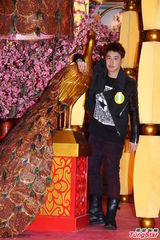 组图：潘玮柏亮相香港签唱会 又唱又跳high翻场