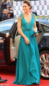 组图：英国凯特王妃蕾丝礼服亮相皇家音乐会