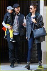 组图：米兰达布鲁姆离婚后勾肩搭背携子外出