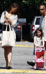 组图：苏瑞推小粉车上街 照看洋娃娃表情可爱