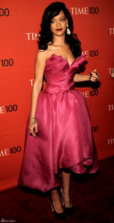 高清图：蕾哈娜玫红色宫廷式抹胸礼服性感亮相