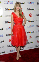 高清图：年度女人音乐奖泰勒-斯威夫特红裙美艳