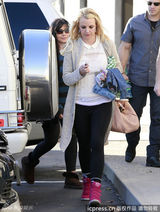 组图：单身布兰妮素颜逛街 脸部松弛显老态