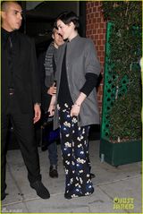 组图：安妮-海瑟薇与老公约会 羞涩笑容显甜蜜