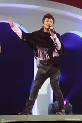 组图：张信哲红馆开唱 深情演绎哲式情歌