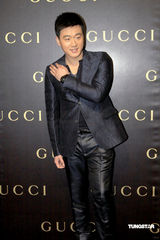 幻灯组图：阮经天苏有朋斗帅 “阔太”黄奕包裹严实