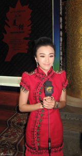 组图：秦岚亮相国际时装周 剑眉红衣冷艳英气