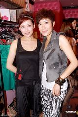 幻灯图：杨怡助阵姐姐新店开业 自言无意做生意